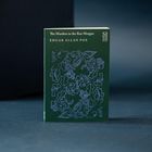 "EDGAR ALLAN POE: The Murders in the Rue Morgue" steht auf einem dunkelgrünen Buchcover mit blauen Linienmustern.