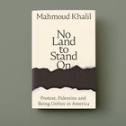 „Mahmoud Khalil, No Land to Stand On, Protest, Palestine and Being Unfree in America“. Buchcover mit zerissenem Band.