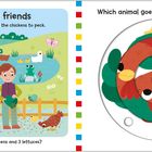 Links: Ein Bauer streut Samen für Hühner. Rechts: Ein Puzzle mit einem bunten Hahn.