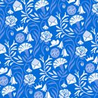 Dieses Muster zeigt weiße Blumen, Umschläge und Kreise mit "Ae" auf blauem Hintergrund.