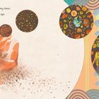 Text: 

"There are so many just in the palm of my hand.
I see a sparkle as one grain catches my eye.
I wonder where it came from."

Illustration mit Händen voller Sandkörner, funkelnde Details, bunte Muster und kreisförmige Elemente.