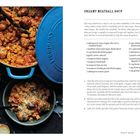 "Creamy Meatball Soup." Rezept mit Zutaten: Olivenöl, Zwiebel, Paprika, Oregano, Basilikum, Hühnerbrühe, Fleischbällchen, Pasta. Text befindet sich auf der rechten Seite. Links sind Töpfe und Schüsseln mit Tomaten-Nudel-Gericht zu sehen.