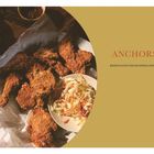 Text: "ANCHORS, BIGGER PLATES FOR GATHERING AROUND, 5."  
Knuspriges Hähnchen und Krautsalat auf Tellern.
