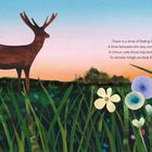 Text über Dämmerung; Hirsch mit Vogel, Blumen, Gräser, bunter Himmel, violette und weiße Blüten.