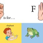 "E is for..." mit Handzeichen, Elefant Illustration; "F is for..." mit Handzeichen, Frosch; Kind zeigt auf Frosch.