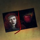 Kein Text. Eine Illustration: Frau mit roten Haaren, blasse Haut, neben einem roten Apfel mit Spinne, rotes Band drumherum.