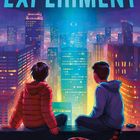 "The Experiment", "Rebecca Stead." Zwei Kinder sitzen auf einem Dach und blicken auf eine erleuchtete Stadt bei Nacht.