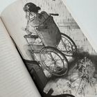 Eine in Grautönen gehaltene Illustration zeigt eine Person im Rollstuhl von hinten.