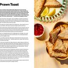Sesame Prawn Toast Rezept mit Zutaten und Zubereitungsanleitung. Rechts: Dreiecke mit Sesam, Limettenscheiben und Dip.