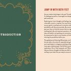 Text links: "INTRODUCTION". Text rechts: "JUMP IN WITH BOTH FEET". 

Links: Verzierungen in Gold auf grünem Hintergrund. Rechts: Text auf beigem Hintergrund.