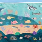 Unterwasser-Illustration: Verschiedene Fische, Korallen, ein Wal und Meerestiere in bunten Farben in einem Ozeanszenario.