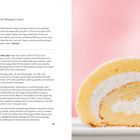 Vanilla Chiffon Roll Rezept und Zubereitung, daneben ein Stück rollkuchen mit gelbem Teig und weißer Creme auf pinkem Hintergrund.
