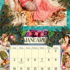 "January" steht in großen Buchstaben über einem Kalender. Darüber eine Frau in rosa Gewand, umgeben von Pfauenfedern.