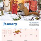 "January" steht prominent über einem Kalender. Ein Eichhörnchen steht vor einer kleinen Holzstruktur mit "SLED RENTALS".