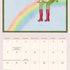 Ein Kalender für März mit einem Frosch, der einen Fliegenpilzhut und rote Stiefel trägt, vor einem Regenbogen.