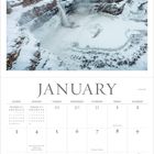 Text: „JANUARY“, Feiertage wie „New Year’s Day“, Bild eines schneebedeckten Wasserfalls bei Sonnenuntergang.