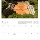 Aprilkalender mit einem Bild eines Tennisplatzes in Barcelona, umgeben von Bäumen mit städtischer Kulisse im Hintergrund.