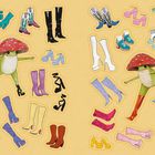 Zwei tanzende Pilze mit roten Hüten, umgeben von farbenfrohen, illustrierten Stiefeln und Schuhen auf gelbem Hintergrund.