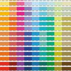 Text "PANTONE" wiederholt, Raster aus farbigen Quadraten in Regenbogenabstufungen.