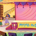 „Masala Magic Dance Recital“ steht auf einem Banner. Eine fröhliche Szene mit älteren und jüngeren Menschen.