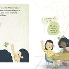 Links oben: "It all started in class...". Rechts mehrere Kinder, die an einem Tisch sitzen und fröhlich Hände heben.