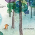Links die Texte: "But one day, Toto got lost. And just when things were getting very exciting...", rechts: "...a friend found him. Then Toto did something he had never done before." Ein blauer Wald mit bunten, runden Bäumen, ein orangenes Wesen.