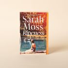 Das Buchcover zeigt den Titel "Sarah Moss: Ripeness" mit einer Abbildung eines Schwimmbads und einer sitzenden Person im Vordergrund.