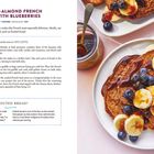 "BANANA–ALMOND FRENCH TOAST WITH BLUEBERRIES. Ein Rezept mit Banane, Mandelbutter und Blaubeeren auf Brotscheiben."