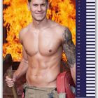 Kalenderseite: Oktober-Wochen. Ein Mann mit nacktem Oberkörper, Tätowierung am Arm, hält eine Axt, Feuer im Hintergrund.