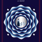 Text: "Pachinko, a novel, Min Jin Lee." In der Mitte eine stilisierte Blume mit Figuren einer Frau und zwei Kindern.