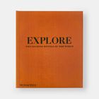 "EXPLORE: THE LEADING HOTELS OF THE WORLD. MONACELLI" auf einem orangefarbenen, verzierten Bucheinband.