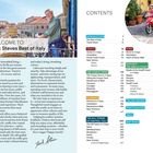 Texte: 
WELCOME TO Rick Steves Best of Italy. CONTENTS: Introduction, Venice, Rome, Cinque Terre, Florence, Naples & the Amalfi Coast.

Links: Eine Person steht mit Blick über eine italienische Stadt.
Rechts: Eine Person fährt einen Motorroller in einer malerischen Gasse.