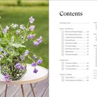 Links: Blumenstrauß in Vase auf Tisch im Freien. Rechts: Inhaltsverzeichnis verschiedener Projekte.