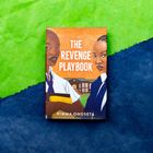 Buchcover mit "The Revenge Playbook" und "Rimma Onoseta", zeigt zwei Personen in Schuluniform vor einem Gebäude.
