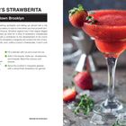 "Junior's Strawberita", "Downtown Brooklyn", Rezept für Erdbeer-Margarita, zeigt Cocktailglas mit Erdbeeren und Limette.