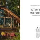 Titel: "A Tent in the Forest", La Conner, Washington, USA. Links: Eine Holzhütte mit Glasfront im Wald, davor Sitzmöbel.
