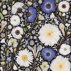 Es handelt sich um eine Illustration mit blauen, weißen und lila Blüten auf schwarzem Hintergrund.