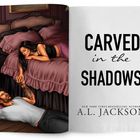 Text: "CARVED in the SHADOWS", "A.L. Jackson". Illustration: Frau auf Bett hält Hand eines tätowierten Mannes auf dem Boden.