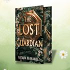 „THE LOST GUARDIAN“ in goldener Schrift, umgeben von Blättern und weißen Blüten. Autor: Natalia Hernandez.