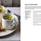 "Leek & Potato Soup", Rezept und Zubereitung. Zwei Tassen Suppe, dekoriert, mit Toast auf einem Teller links.