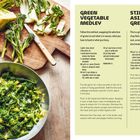 GRÜNES GEMÜSE-MEDELEY, STIR-FRIED ASIAN GREENS. Rezepttexte. Links Pfanne mit grünem Gemüse, rechts geschnittenes Gemüse auf Brett.