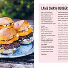 "LAMB SMASH BURGERS" ist der Titel. Rezept für Lamm-Burger mit Aioli und Feta auf Brötchen. Links Teller mit drei Burgern.