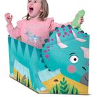 Der Text „LOVE TO“ steht auf einem rosa Pullover mit einem glitzernden Einhorn. Ein Kind lacht und hält ein Plüschtier.