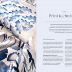 "Print techniques" in großen Buchstaben. Stoff mit blauen, organischen Mustern auf der linken Seite.
