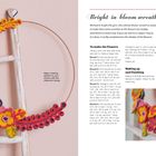 **Bright-in-bloom wreath**: Bunter Blumenkranz, Beschreibung zur Herstellung. Fertiger Kranz auf hölzerner Leiter platziert.