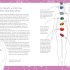 "HOW TO CREATE A CRYSTAL CHAKRA HEALING GRID" zeigt eine Figur mit Kristallen auf Chakren, um Heilung zu unterstützen.