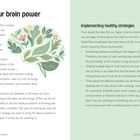 "Boost your brain power" und "Implementing healthy strategies" sind die Titel. Links Text über Hirnleistung, rechts Strategien. Dazwischen ein Gehirn mit Blumen-Illustration.