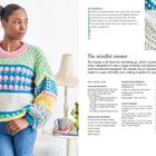 "The mindful sweater" mit Anleitung, Materialien und Maßen. Person in farbenfrohem, gestricktem Pullover.
