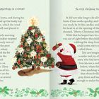 Text: "CHRISTMAS IS COMING", "The First Christmas Tree". Illustration: Weihnachtsbaum, Weihnachtsmann mit Geschenken.