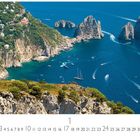 Text "Capri" am unteren Rand. Küste mit grünen Klippen, blauem Meer, Segelbooten und einer Yacht.